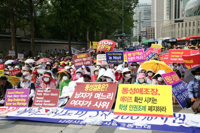 ▲ 9일 한국교계 성도들이 대한문앞에 모여 동성애를 조장하는 정치인들과 동성애를 규탄하고 있다.