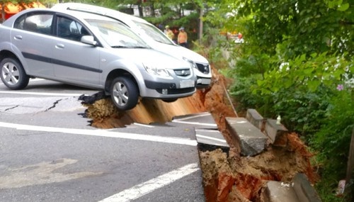 31일 오전 4시 38분께 서울 금천구 가산동의 한 아파트 인근 도로에 대형 싱크홀(땅꺼짐)이 생기면서 주민 150여명이 긴급 대피했다. (사진=서울 구로소방서 제공)
