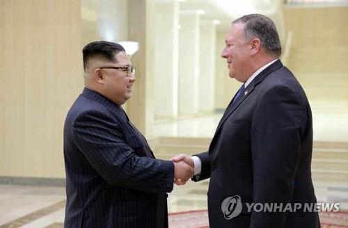 지난 5월 김정은 북한 국무위원장이 방북한 마이크 폼페이오 미국 국무장관을 만나 악수하고 있는 모습 [연합뉴스 자료사진]