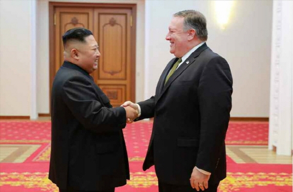 김정은 북한 국무위원장이 평양을 찾은 마이크 폼페이오 미 국무장관과 만나고 있다. [사진제공=연합뉴스]