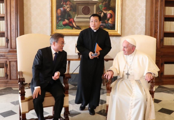 문재인 대통령은 교황청 공식방문 이틀째인 18일(현지시간) 프란치스코(Francesco) 교황을 예방했다.(사진=청와대)
