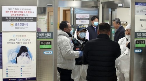 진료 상담을 받던 환자가 의사에게 흉기를 휘둘러 숨지게 한 서울의 한 대형병원에서 31일 경찰 과학수사대 대원들이 현장으로 들어가고 있다. (사진=연합뉴스)