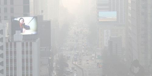수도권을 포함한 일부 지역에 미세먼지 비상저감조치가 발령된 4일 오전 서울 종로가 미세먼지에 갇혀 있다. 2019.3.4 [사진=연합뉴스]