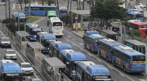파업 돌입 직전 서울 시내버스 노사협상이 타결된 15일 오전 서울역버스환승센터에서 버스들이 정상 운행되고 있다. [사진=연합뉴스]