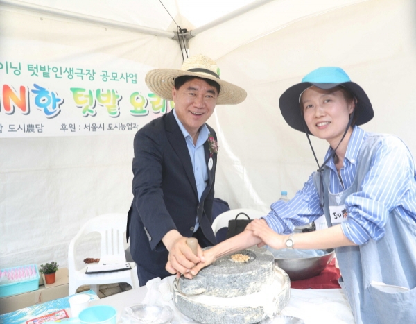 박준희 관악구청장이 지난 16일 열린 제8회 서울농시농업박람회 개막식에 참석해 다양한 부스 행사를 체험했다