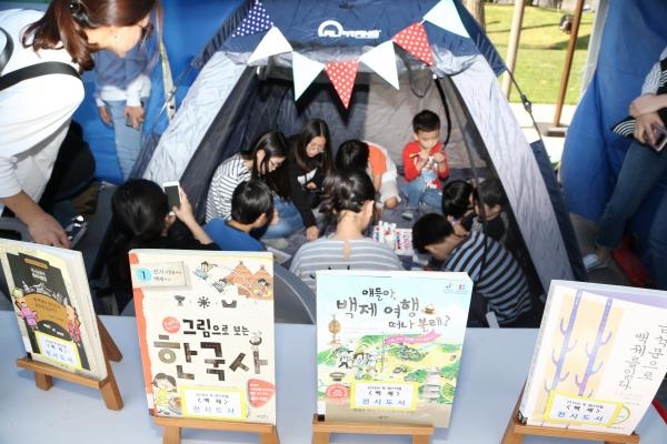 ‘제8회 금천구 북 페스티벌’에 참여하고 있는 아이들의 모습