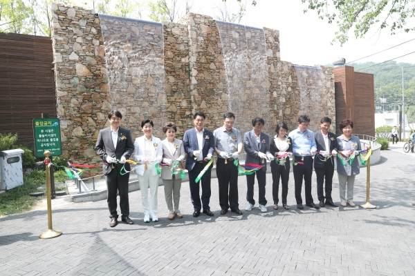 지난 5일 관악산공원 입구에서 열린 테마정원 준공식에서 박준희 관악구청장(왼쪽4번째)이 참석