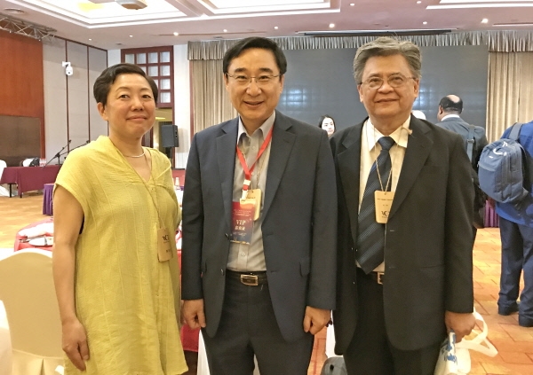 UN대학 Mario Tabucanon교수(오른쪽)와 방콕 유네스코 Ushio Miura프로그램전문가(왼쪽)와 이동진 도봉구청장(가운데)