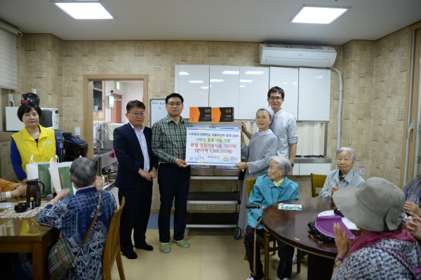 금천구자원봉사센터와 ㈜휴럼이 섭리의집에서 관절건강식품 물품 전달식을 진행했다.