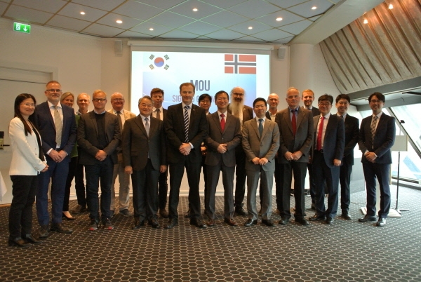 외교부는 해양수산부와 공동으로 노르웨이 외교부와 함께, 한-노르웨이 북극 관련 연구기관 간 협력 MOU 체결 행사를 노르웨이 오슬로에서 개최했다.