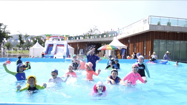 작년 여름 우면동 송동근린공원 물놀이장에서 아이들이 신나게 물놀이를 즐기고 있다.