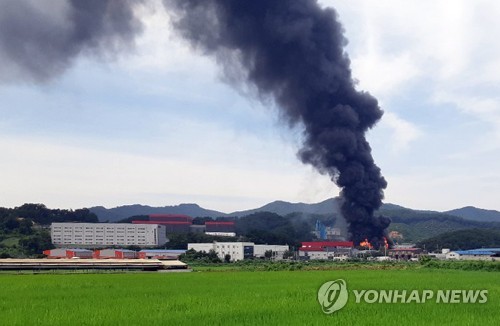 6일 오후 경기도 안성시 양성면의 한 생활용품 제조공장에서 폭발에 의한 것으로 추정되는 화재가 발생했다. [연합뉴스]