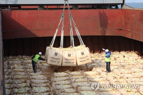 통일부가 19일 "정부는 북한의 식량상황을 고려하여 그간 세계식량계획(WFP)과 긴밀히 협의한 결과, 우선 국내산 쌀 5만t을 북한에 지원하기로 했다"고 발표했다.정부가 국제기구를 통해 북한에 국내산 쌀을 지원하는 것은 처음이다. 대북 쌀 지원은 2010년 이후 9년 만이다.사진은 2010년 군산항에서 북한 수재민에게 전달할 쌀을 배에 선적하고 있는 모습. 2019.6.19 [사진=연합뉴스]