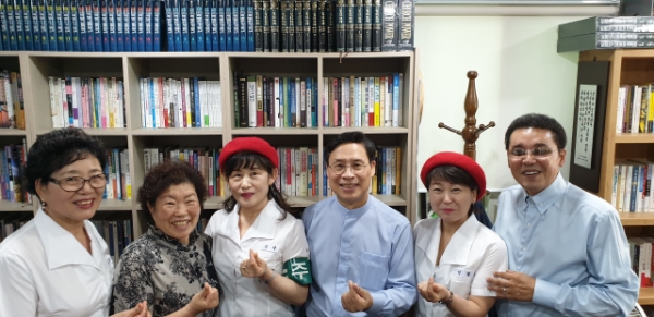 오른쪽 박일준 가수,장헌일 목사,최원희 노인대학 교수,5080토리토리단.