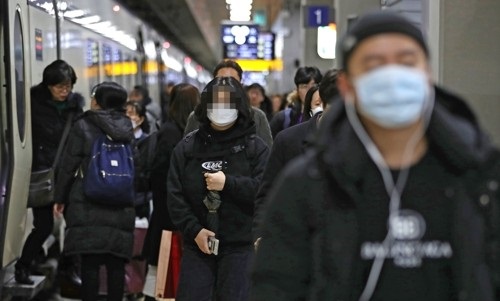 '우한 폐렴'으로 불리는 신종 코로나바이러스가 전세계로 확산되고 있는 가운데 27일 오전 서울 수서역에서 귀경객들이 마스크를 쓴 채 플랫폼을 나서고 있다. [사진=연합뉴스]