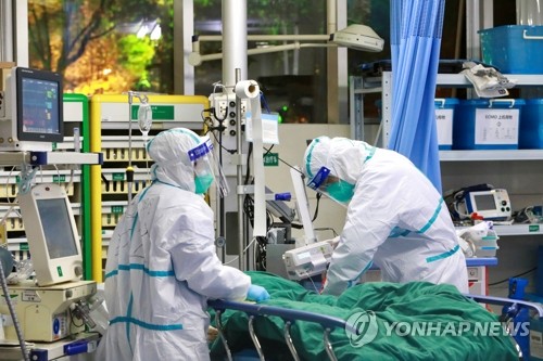 지난 28일 중국 후베이성 우한의 우한대학 부속 중난병원에서 보호복을 입은 의료진이 신종 코로나바이러스에 의한 폐렴 환자를 치료하고 있다. [사진=연합뉴스]