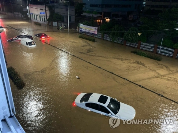 부산 지역에 호우 경보가 내려진 23일 오후 부산 연산동 한 도로가 침수 돼 차량이 물에 잠겨 있다. 2020.7.23 [연합뉴스]