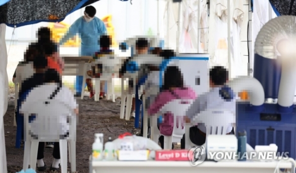 31일 오전 서울 강서구 이대서울병원 선별진료소를 찾은 시민들이 검사 순서를 기다리고 있다. 2020.8.31 [사진=연합뉴스]