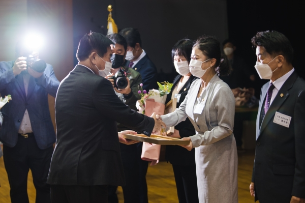 김미영 의원이 전국시군자치구의회의장협의회로부터 ‘지방의정봉사상’을 수상.
