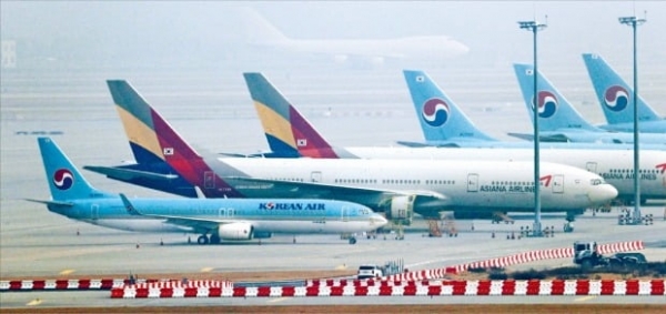 13일 인천국제공항 주기장에 두 항공사의 항공기가 나란히 서 있다. [사진=연합뉴스]