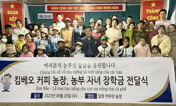 김석환 대표(앞줄 가운데)가 장학금을 전달하고 기년사진을 찍고있다.