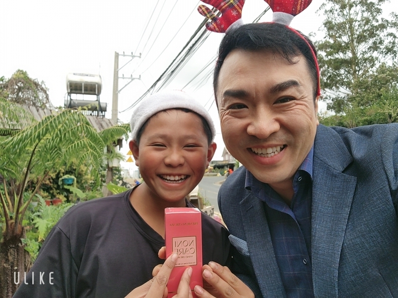 김석환 대표가 준비한 성탄절 선물을 받고 기뻐하는 베트남 어린이. 톱뉴스.
