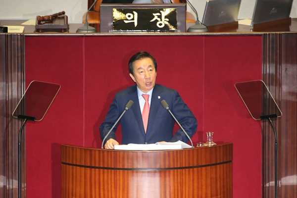 자유한국당 김성태 원내대표가 5일 오전 국회 본회의에서 교섭단체 대표연설을 하고 있다.